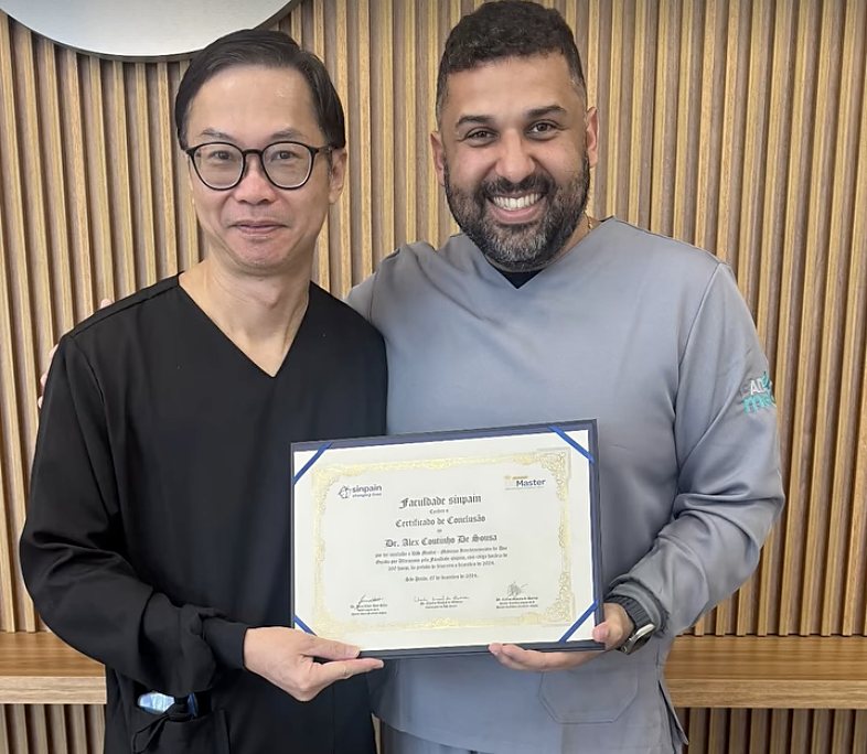 Dr. Alex Coutinho recebendo certificado de formação em ultrassonografia intervencionista