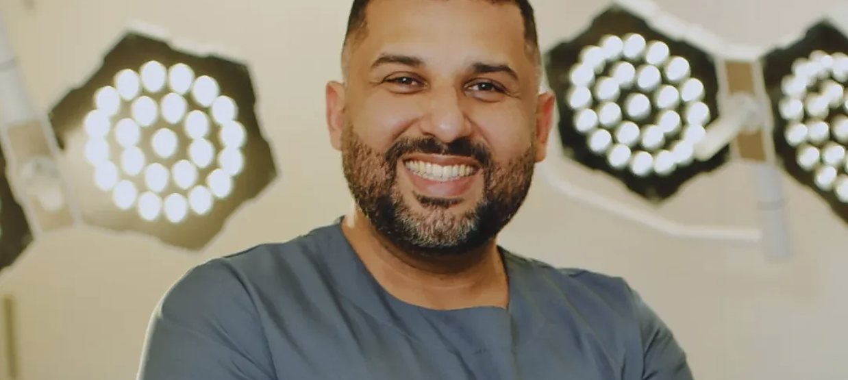 Dr. Alex Coutinho sorrindo no centro cirúrgico