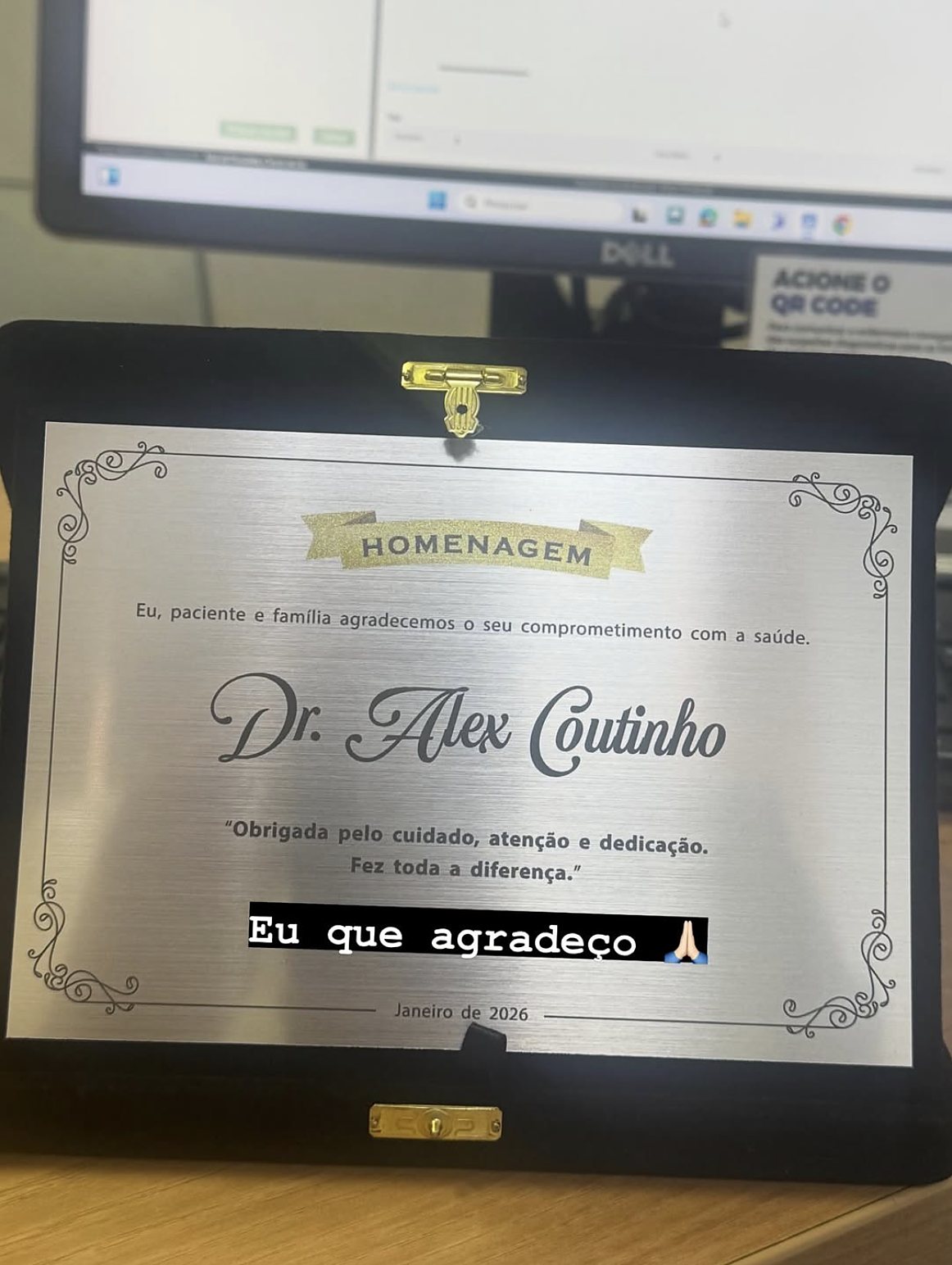 Placa de homenagem entregue ao Dr. Alex Coutinho por uma paciente e sua família