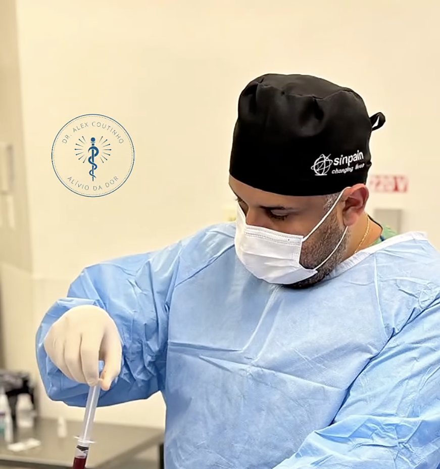 Dr. Alex realizando procedimento na coluna