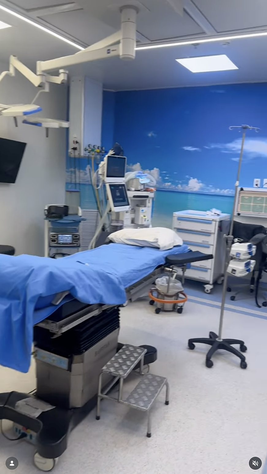 Sala de procedimentos com equipamentos de imagem